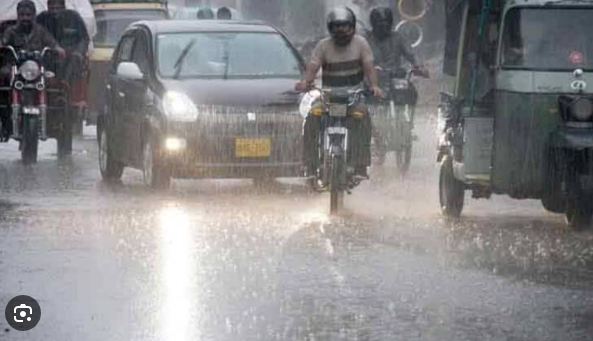 Heavy rain paralyses routine life in Lahore