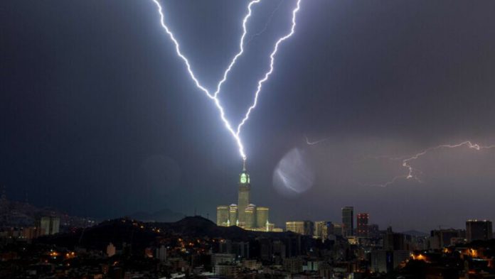 Saudi storm brings lightning