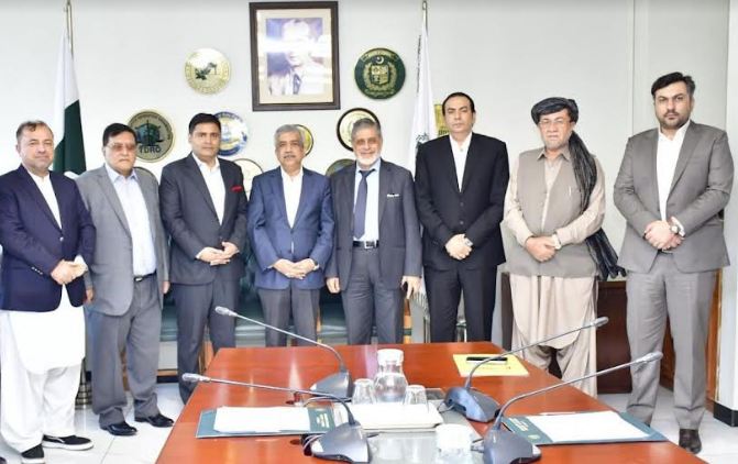 Secretary Commerce assures to address key issues of business community