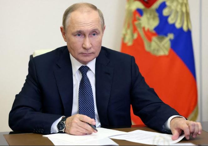 Putin lauds Russian 'defenders'as Ukraine repels barrage