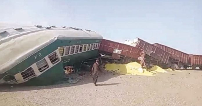 Quetta-bound cargo train derails near Taftan