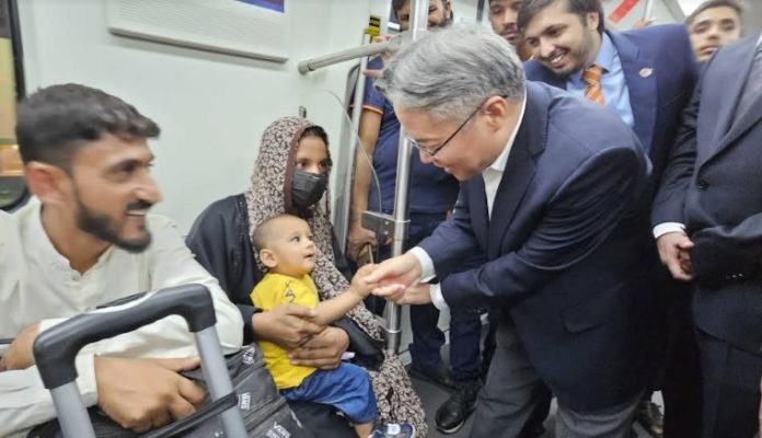 Ambassador Jiang Zaidong joins local commuters on Lahore Orange Line