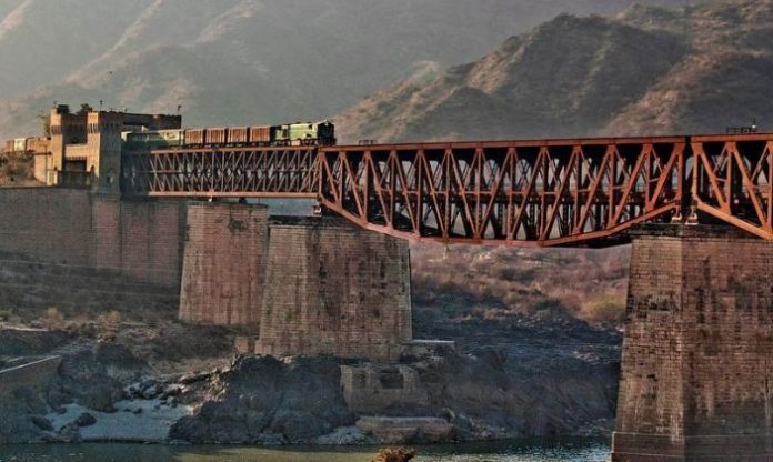 Gandapur-led PTI convoy yet to cross Attock bridge at Punjab-KP border