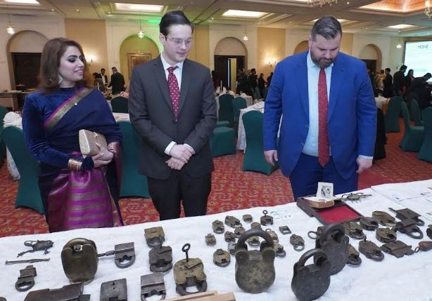 Ambassador of Romania takes interest in antique items