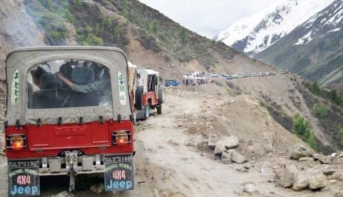 500 stranded tourists rescued after landslide blocked Saiful Malook lake road