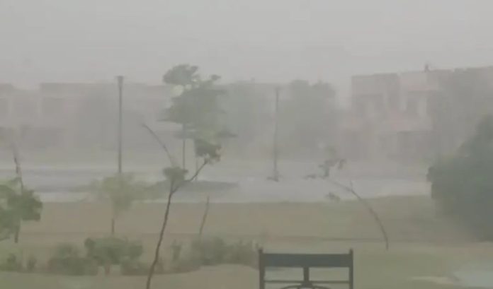 Parts of Karachi receive rain as Met Office warns of urban flooding