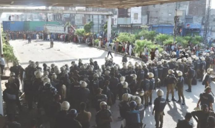 TLP march reaches Muridke; clashes injure at least 40 cops