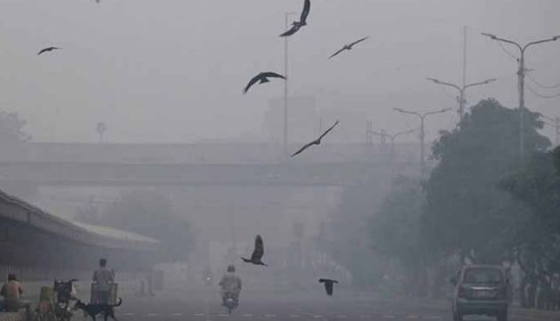 2 LHC bans commercial activities on Sundays amid smog crisis