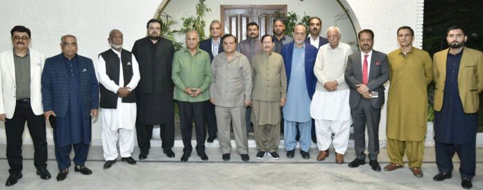 Zafar Bakhtawari hosts dinner honouring UK's Raja Ishtiaq