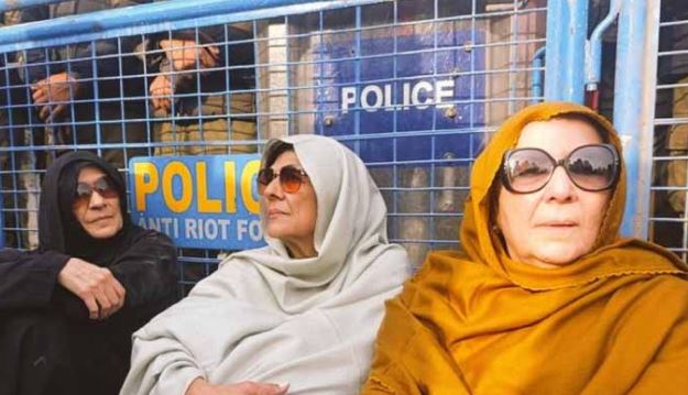 2 Imran Khan's sisters stage sit-in after being denied meeting at Adiala jail