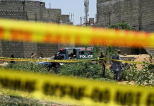 Furious mob burns suspected robber alive after citizen shot dead in Karachi