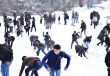 Clouds-sun hide & seek at Ayubia as horse riders, cash in on snowfall buzz at Galiyat Clouds-sun hide & seek at Ayubia as horse riders, cash in on snowfall buzz at Galiyat