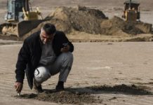 Iraqis cover soil with clay to curb sandstorms Iraqis cover soil with clay to curb sandstorms