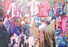 Commissioner inspects free winter cloth market Commissioner inspects free winter cloth market