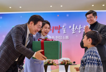 President Lee wishes everyone warm Christmas, pledges to improve their lives