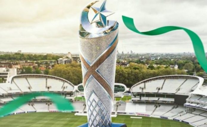 7 Fans defy cold weather to reach New York's Times Square displaying PSL Trophy & meet cricket stars