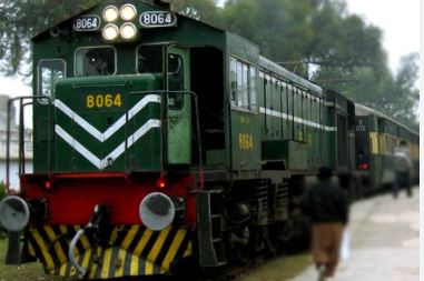 7 Naqvi visits Hanif Abbasi to discuss state-run railway reforms