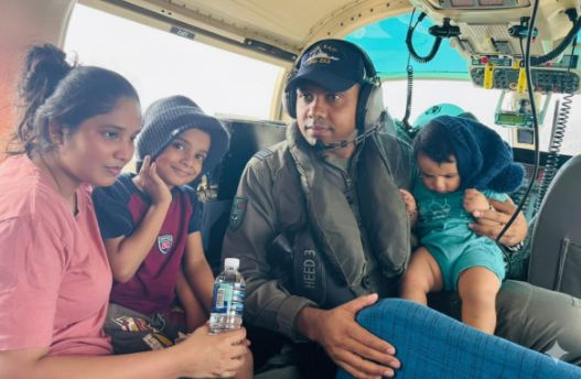 DNA 1-12 Pakistani Navy evacuates family with baby from Sri Lankan floods