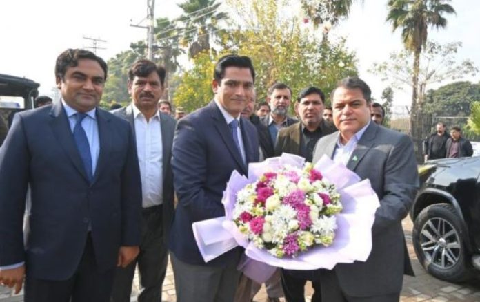 DNA 15-8 Autumn-blooming daisy exhibition opens at Allama Iqbal Park