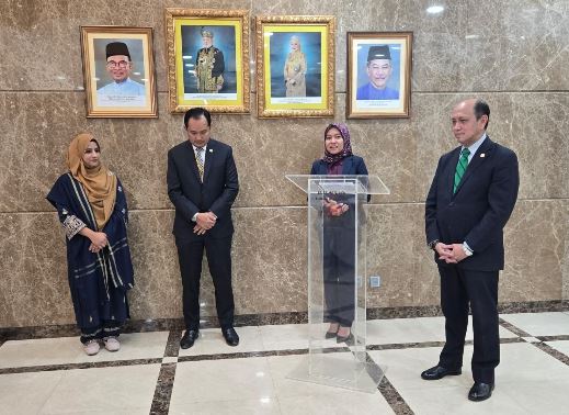 DNA 16-13 Ambassador hosts reception for incoming diplomat at Malaysia High Commission