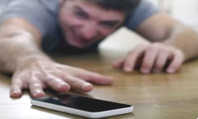 00 Panic without mobile phone? Doctors warn of rising nomophobia