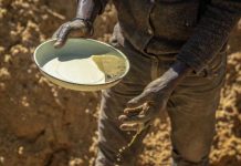 ‘Illegal gold miners’ run residents out of South African settlement 'Illegal gold miners' run residents out of South African settlement