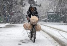 Long-awaited first snowfall brings relief to water-scarce Kabul Long-awaited first snowfall brings relief to water-scarce Kabul