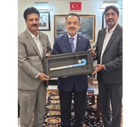 DNA 7-2 Hockey legends honor Turkish Ambassador in Islamabad