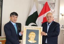 Artist presents medallion portrait of Jinnah to high commission Artist presents medallion portrait of Jinnah to high commission