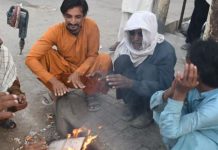 Karachiites brave coldest night of this winter season Karachiites brave coldest night of this winter season