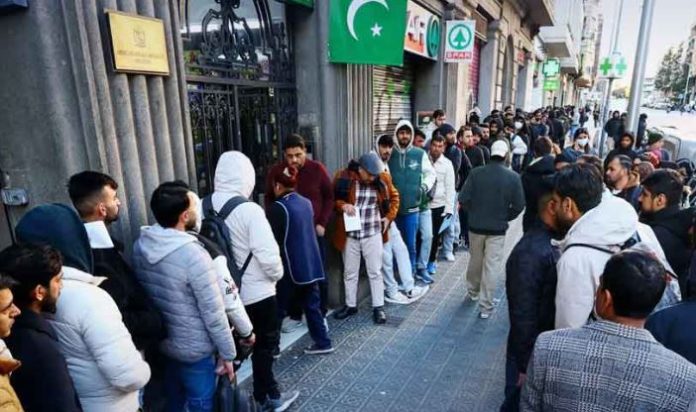 l1 Spain to legalise half a million undocumented migrants