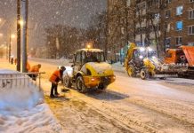Snowfall disrupts Moscow as city services work to clear streets Snowfall disrupts Moscow as city services work to clear streets