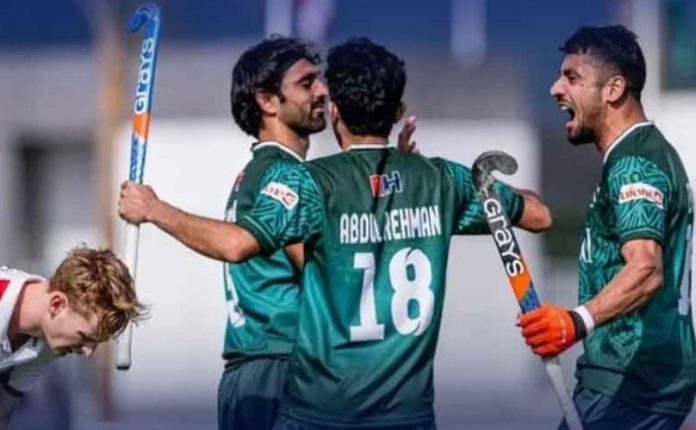 21 PM awards Rs1.5mln to Pakistan national hockey players