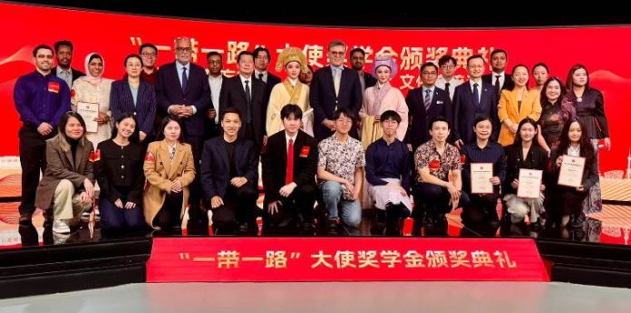 DNA 25-8 Pakistan envoy attends belt and road scholarship ceremony in China