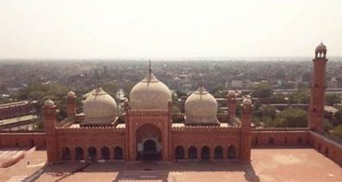 19 Governor Kundi addresses Friday congregation at Badshahi Masjid