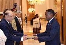 Ambassador Oumer presents credentials to President of Pakistan Ambassador Oumer presents credentials to President of Pakistan