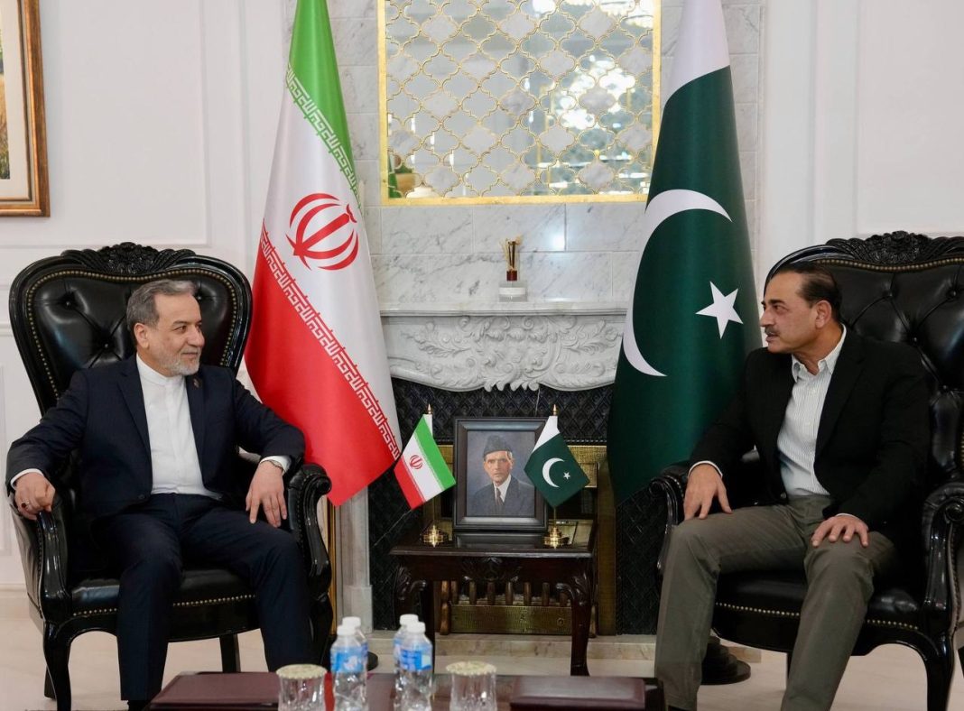Diplomatic Delegation Led by Araghchi Meets Pakistan Army Chief in Islamabad