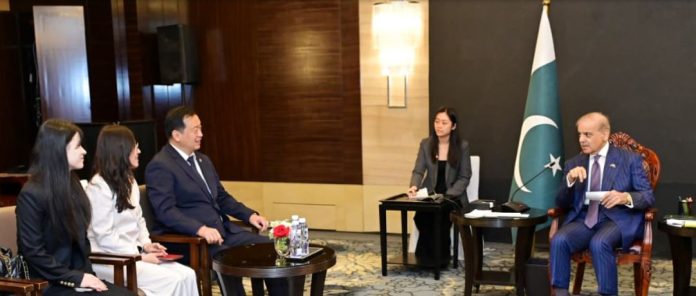 52 PM meets Chinese business delegations; vows to deepen cooperation under CPEC II