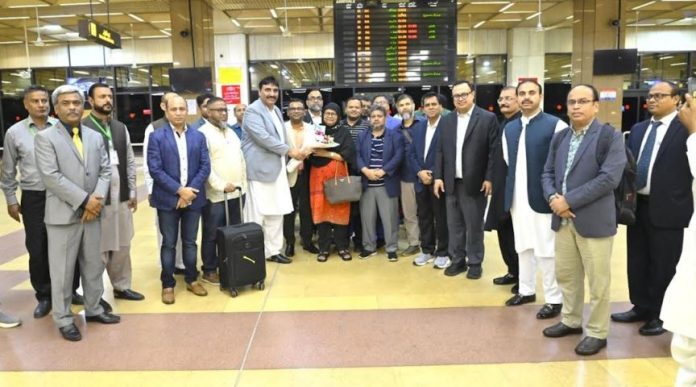 DNA 4-3 Bangladeshi civil servants arrive in Pakistan for executive leadership training