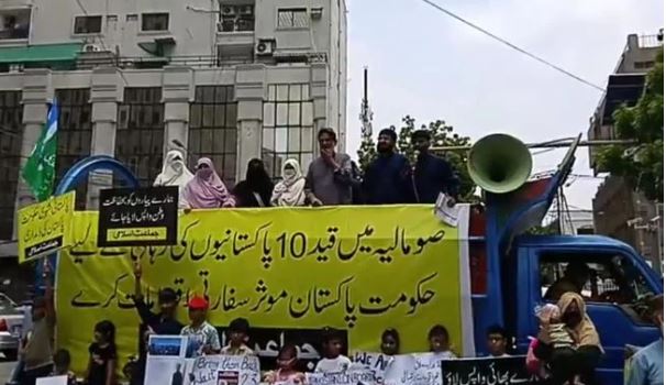 13 Families demand govt action for Pakistanis held by Somali pirates