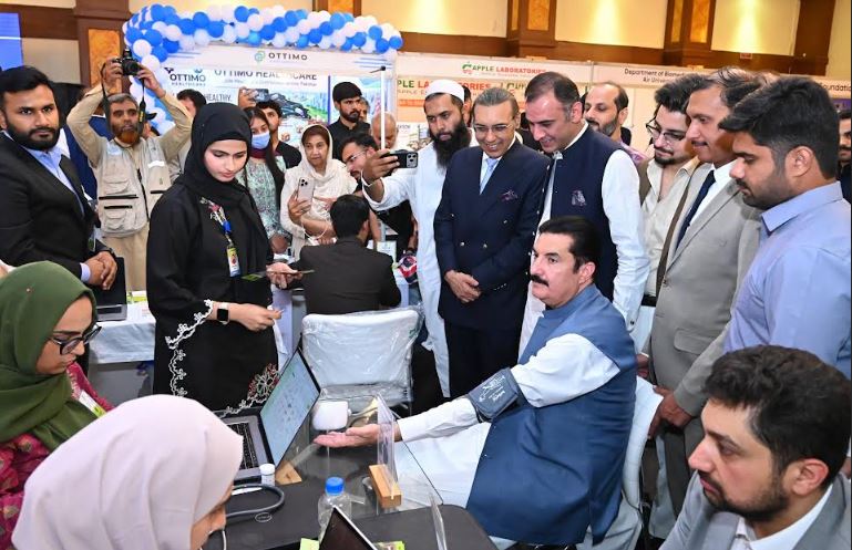 Governor KP Faisal Karim Kundi visiting RCCI MedHealth & Beauty Expo 2026 stalls in Islamabad