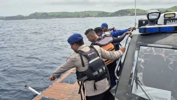 313 Five rescued as passenger boat sinks in Indonesia