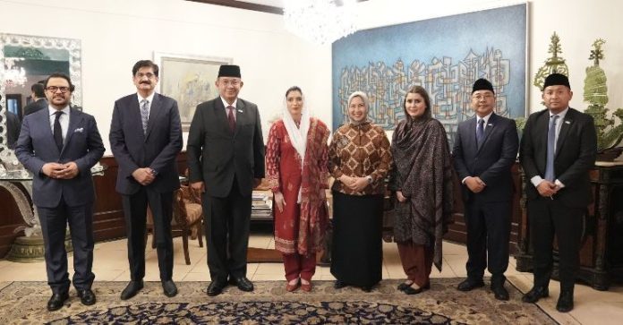 DNA 15-15 First Lady praises Indonesian envoy for investment forum success