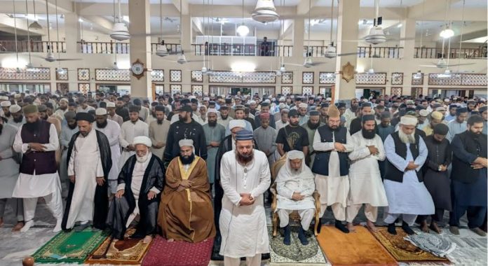 DNA 18-1 Pakistan witnesses historic display of religious unity as scholars from all schools of thought offer prayers behind one Imam