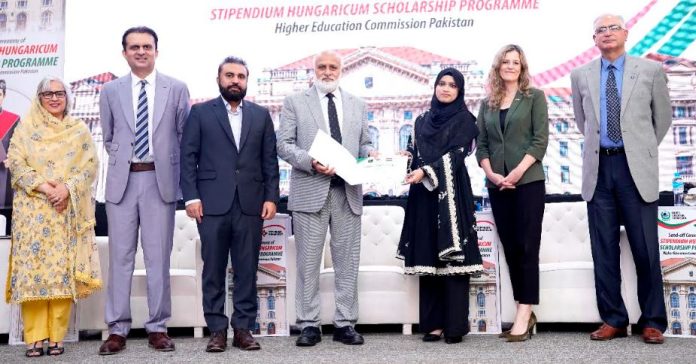 DNA 12-9 HEC sends off 209 students to study at top Hungary universities