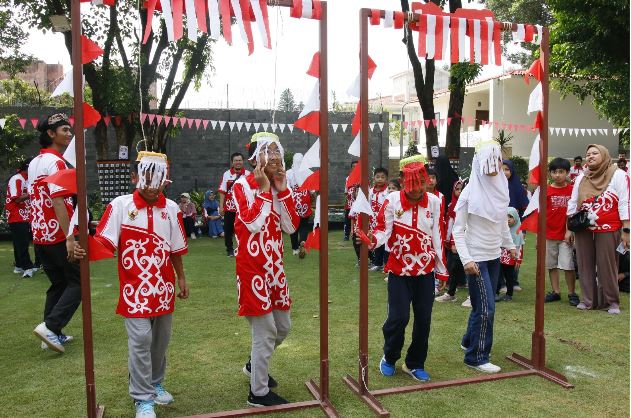 ISLAMABAD, AUG 8 /DNA/ - The Embassy of the Republic of Indonesia in Islamabad organized a vibrant lead-up event featuring traditional games, popular sport competition, Archipelagic cuisine, and community gathering, as part of a series of events ahead of Indonesia’s 81st Independence Anniversary.
The program was started by community gym program at Garuda Lawn, inside the Embassy’s premises. Hundreds of Indonesian nationals and their families gathered following the gymnastic movements demonstrated by Rama Fauzan, Indonesian student at the International Islamic University Islamabad (IIUI) along with his Pakistani counterpart, Maryam.
The event was graced by Chandra W. Sukotjo, Ambassador of Indonesia to Pakistan, accompanied by his spouse, Tamara Y. Sukotjo. The occasion was also attended by Indonesian nationals living in various cities in Pakistan from different backgrounds.
Alongside the Indonesian diplomats and their families, there were Indonesian students, pilots, journalists, staff members at several international organizations based in Pakistan, and housewives married to Pakistanis. Among the participants was Herwening Wiji Kalpiko of Bio Farma who has been in Pakistan to closely work with the Pakistani counterparts for potential joint-vaccine production.
In his welcoming remarks, Ambassador Chandra W. Sukotjo expressed his pleasure at seeing Indonesian and Pakistani friends gathered together. “Your presence reflects the enduring friendship and strong people-to-people bonds between the two brotherly countries, as we celebrate together the Indonesia’s Independence Day with the motto, ‘Indonesia Berdaulat, Adil dan Makmur" (Indonesia Sovereign, Just, and Prosperous),” said Ambassador welcoming all Indonesian nationals at the Embassy as their home.
Keeping warm and welcoming spirit of the occasion, guests were presented with red and white shirts featuring a Batik pattern from Kalimantan, showcasing Indonesia’s rich cultural heritage and national pride. Ambassador Chandra described the shirts as “a gift from the Indonesian taxpayers”, allowing all to share in the warmth, pride, and togetherness associated with Indonesia’s Independence celebration.
One of the highlights was the Indonesian food bazaar, featuring popular foods such as Nasi Padang (Padang-style rice), Siomay Ikan (steamed fish dumplings), Bakso Kuah (meatball soup), Es Cendol (sweet iced dessert), Peyek/Rempeyek (crispy peanut crackers), Mendoan (fried tempe), and Kacang Telur (seasoned egg-coated peanuts), offering the participants a delightful taste of Indonesia’s rich culinary heritage.
“It is wonderful to enjoy authentic Indonesian food. Although we live far from one another, this occasion brings us together as one family as Indonesians and gives us a beautiful sense of home and belonging,” said Desi Mediawati, an Indonesian national married to a Pakistani from Faisalabad.
The festive atmosphere continued with traditional Indonesian games for children and adults, including the popular Balap Karung (Sack Race), Tarik Tambang (Tug of War) and Joget Tomat (Tomato Dance), creating laughter, excitement and friendly competition among participants of all ages.
The occasion also carried special significance for Indonesian students living in Pakistan. “Although we are far from our homeland, this celebration makes us feel at home,” expressed Muhsin Nasir, Head of the Indonesian Student Association in Pakistan.
The sport competition featured badminton, table tennis, volleyball, and futsal tournaments, promoting teamwork, healthy competition, and camaraderie among the Indonesian community, Embassy officials, students, and all diaspora.
The Embassy of Indonesia expressed its sincere appreciation to the committee, volunteers, participants, and sponsors for their valuable contribution to the success of the event.