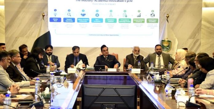 DNA 13-1 HEC-ICCI roundtable focusses academia-industry linkages