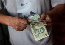 Iran’s currency hits a new record low Iran’s currency hits a new record low