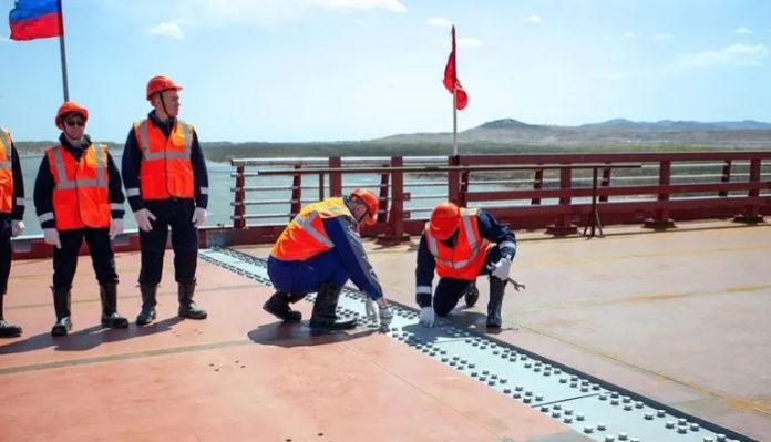 NEWS Russia, N.Korea open first road bridge across border
