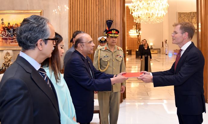 Ambassadors-designate of Norway, Azerbaijan and Switzerland present credentials to President Zardari